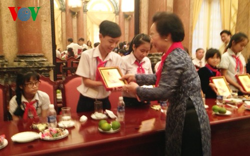 Vice President meets disadvantaged children - ảnh 1